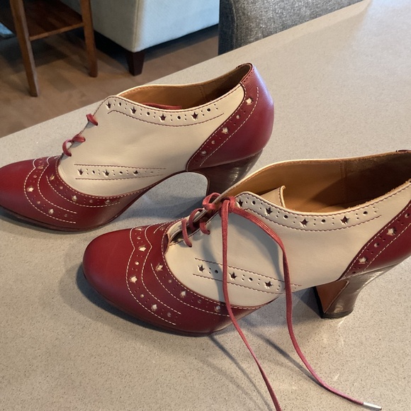 John Fluevog Miracles HEAL Brogued Lace Up Heel Canada 150 size M8 - Picture 3 of 9